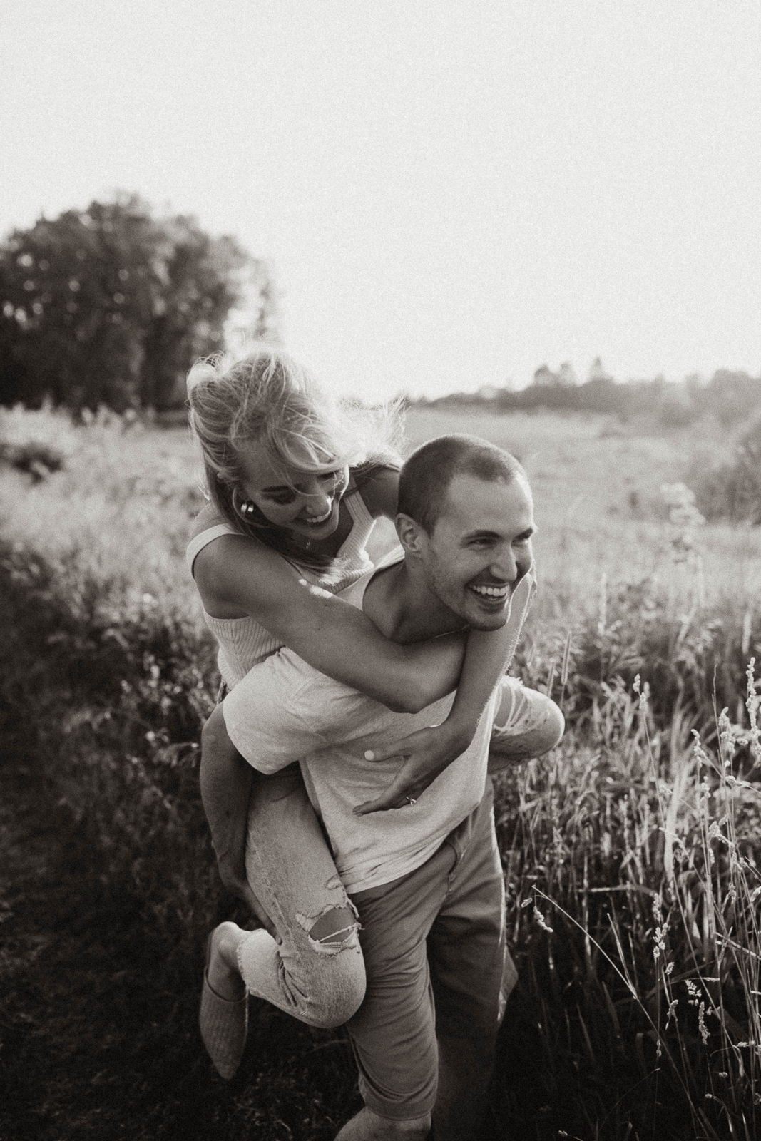 black and white engagement photos