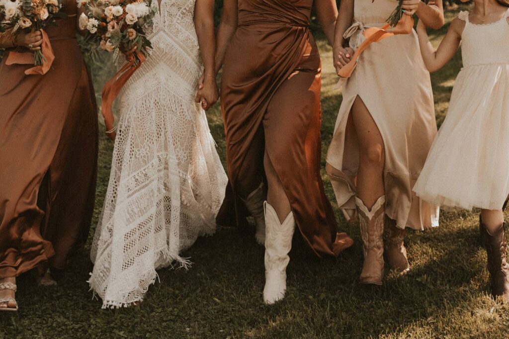 A WARM-TONED WESTERN BOHO WEDDING AT HORSTMANN HOMESTEAD FARM AND EVENTS IN WEST SALEM, WISCONSIN | ELISA + QUINN