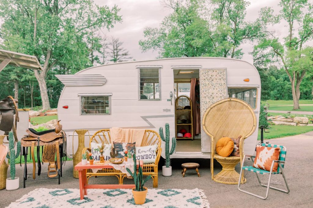 A RETRO SOUTHWESTERN COWGIRL-INSPIRED WEDDING DESIGN WITH VINTAGE MOTEL VIBES AT TRANQUILITY FARM