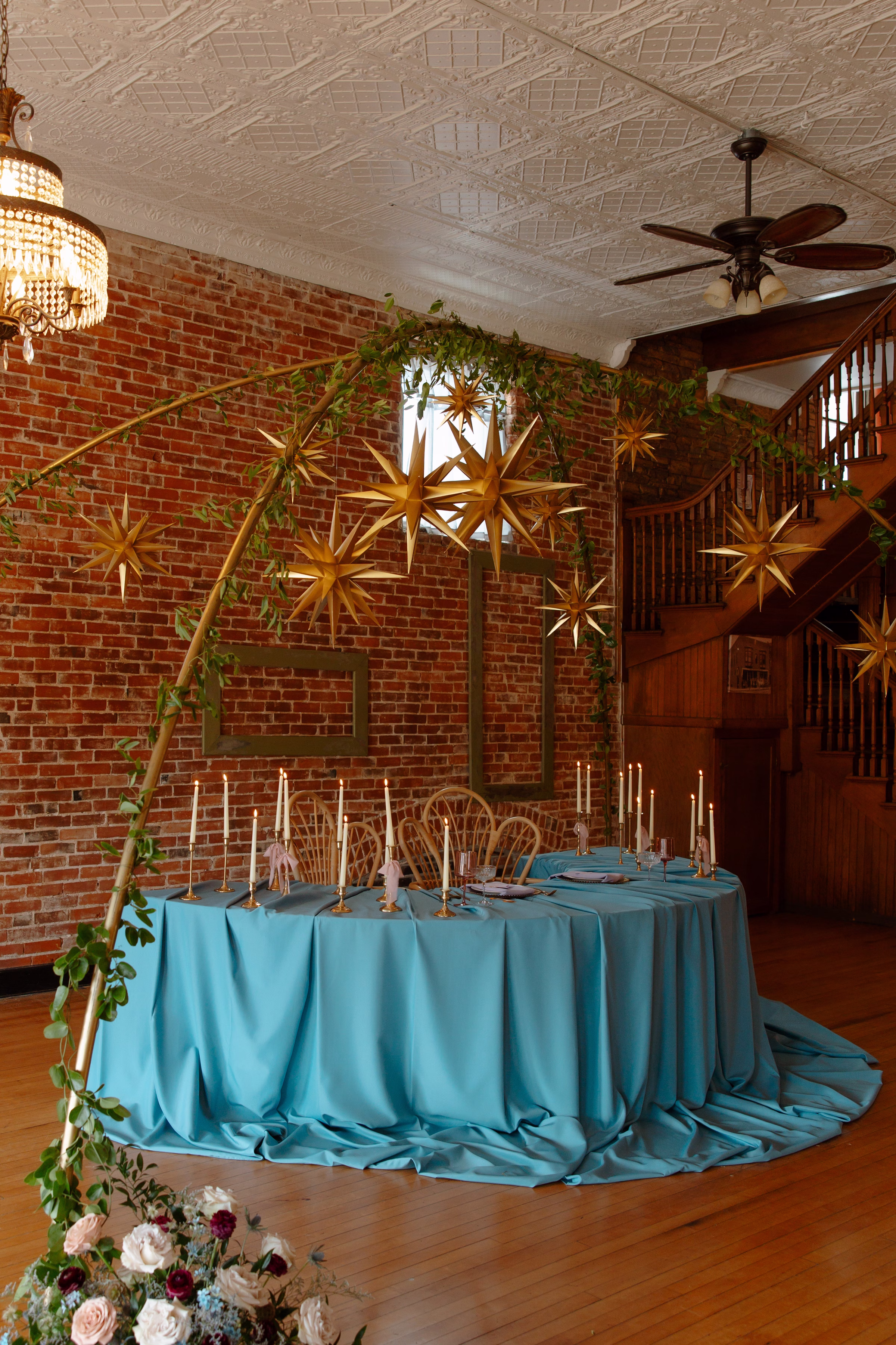 a vertical view of the entire sweetheart table
