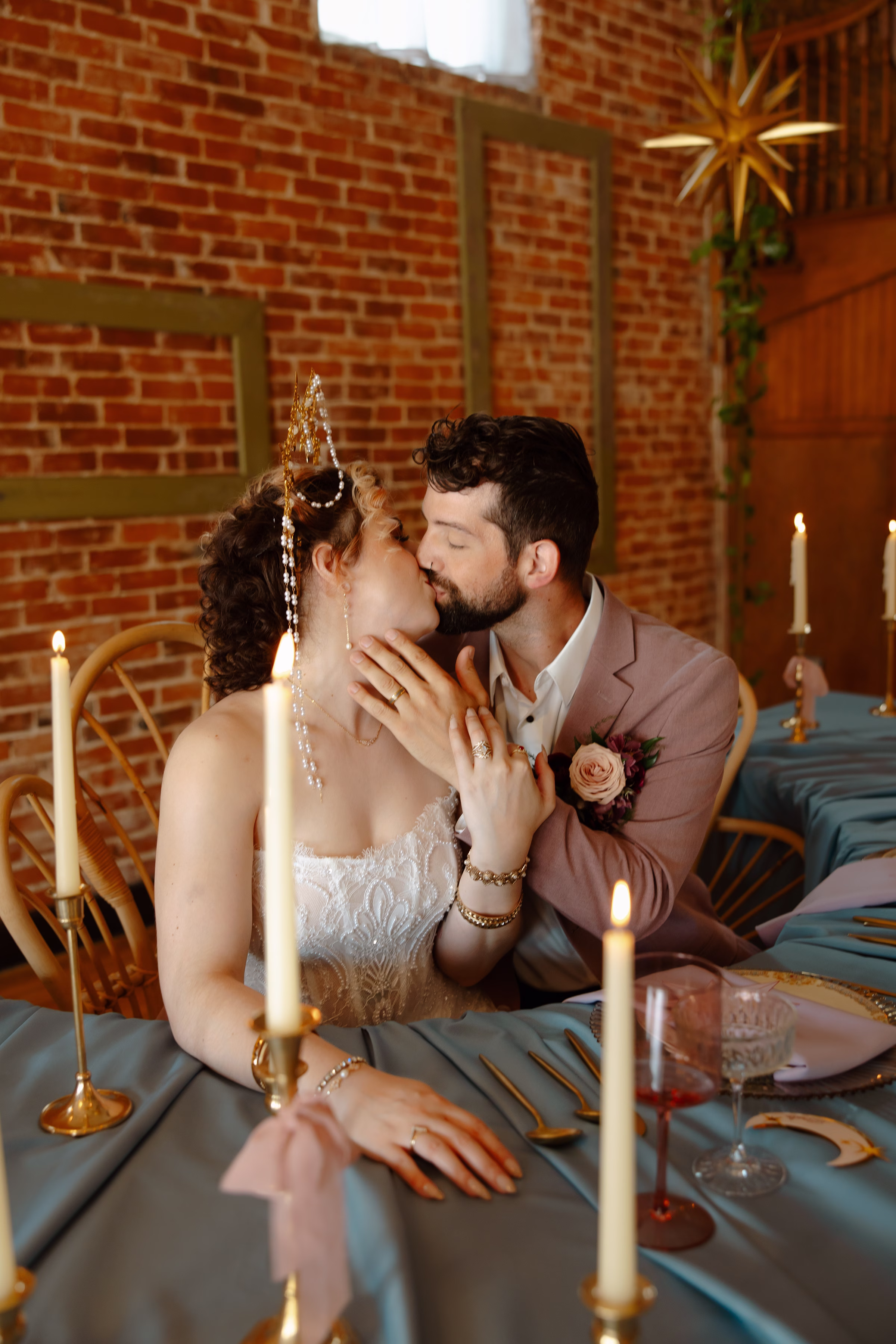 the bride and groom share a kiss at the sweetheart table